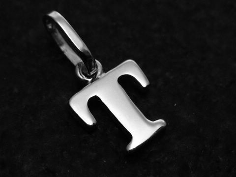 Buchstabe T Anhänger aus Weißgold 585 von Juwelier Harnisch, glänzende Oberfläche, elegantes und schlichtes Design, ideal für individuelle Schmuckstücke.
