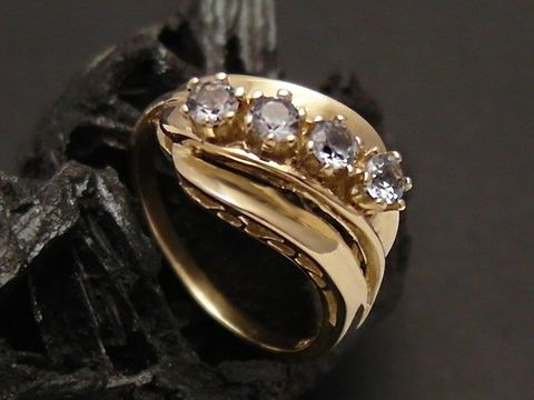 Goldring kunstvoll aus Gold 333 mit synthetischem Aquamarin, Größe 54,5, Hersteller Juwelier Harnisch, bis Größe 56/18. Elegantes Design mit sechs funkelnden Steinen.