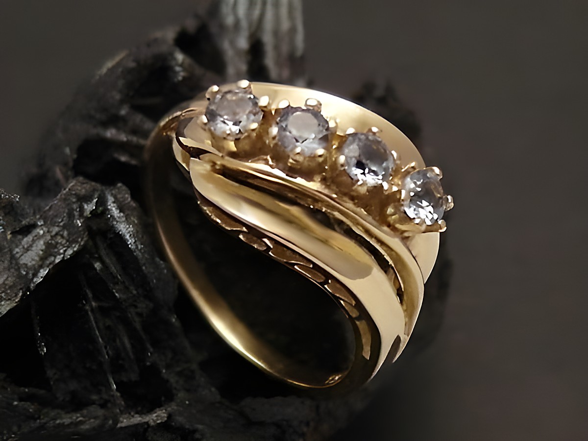 Goldring kunstvoll aus Gold 333 mit synthetischem Aquamarin, Größe 54,5, Hersteller Juwelier Harnisch, bis Größe 56/18. Elegantes Design mit sechs funkelnden Steinen.