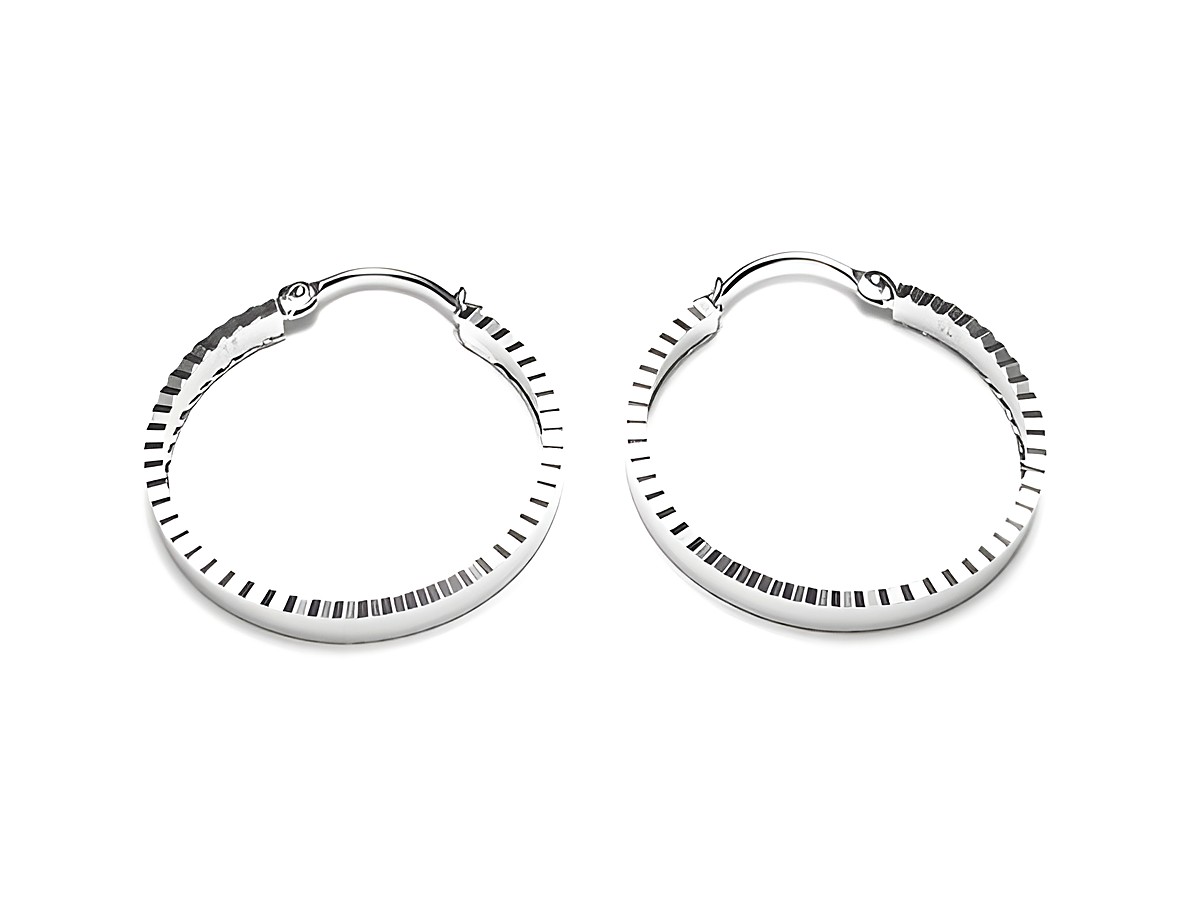 Silber Creole Ohrringe mit einem Durchmesser von 24 mm, gefertigt vom Juwelier Harnisch, mit einem eleganten Design und bis zu 25 mm. Ideal für jeden Anlass.