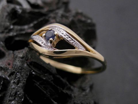 Gold Ring verführerisch Gold 333 bicolor mit Safir als Mittelpunkt, gestalterisch elegant, Größe 52, Hersteller Juwelier Harnisch, ideal bis Größe 52/17.