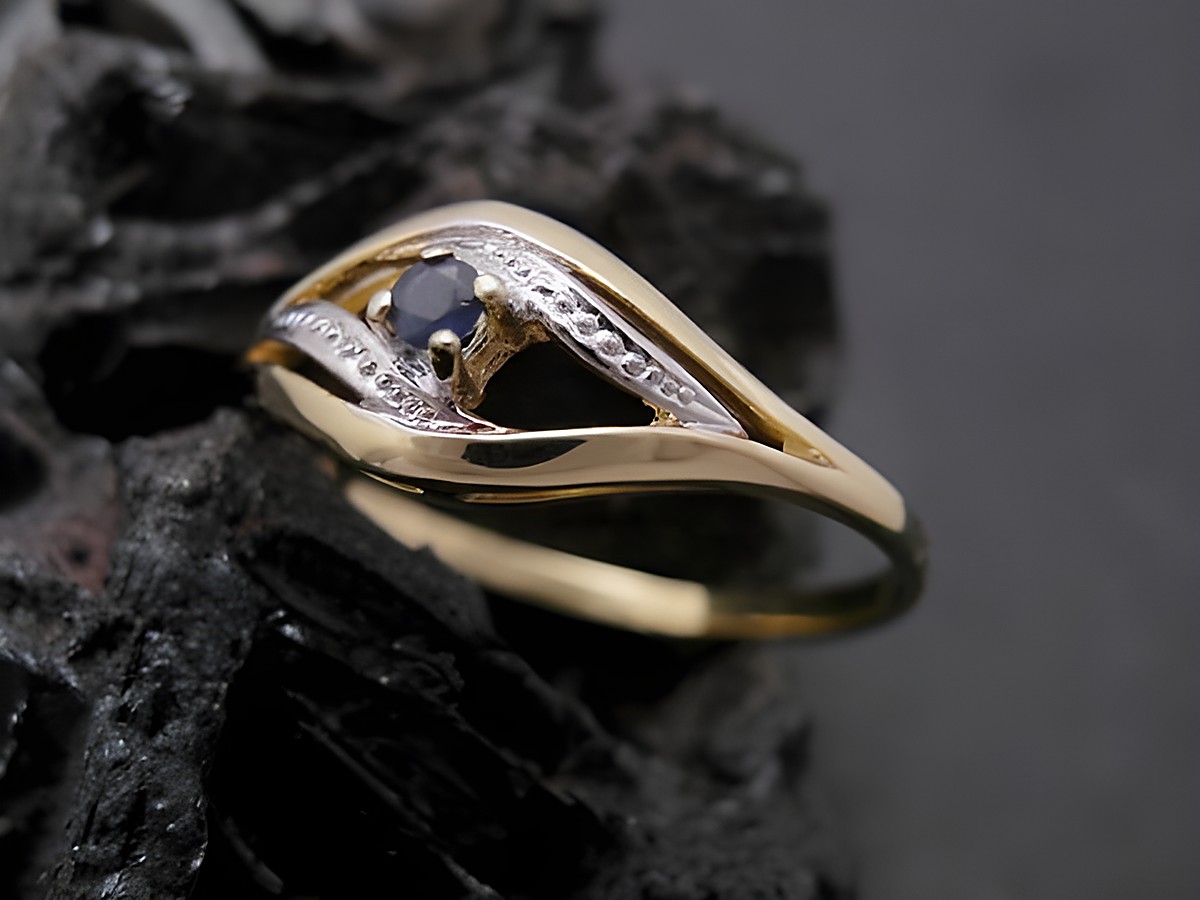 Gold Ring verführerisch Gold 333 bicolor mit Safir als Mittelpunkt, gestalterisch elegant, Größe 52, Hersteller Juwelier Harnisch, ideal bis Größe 52/17.