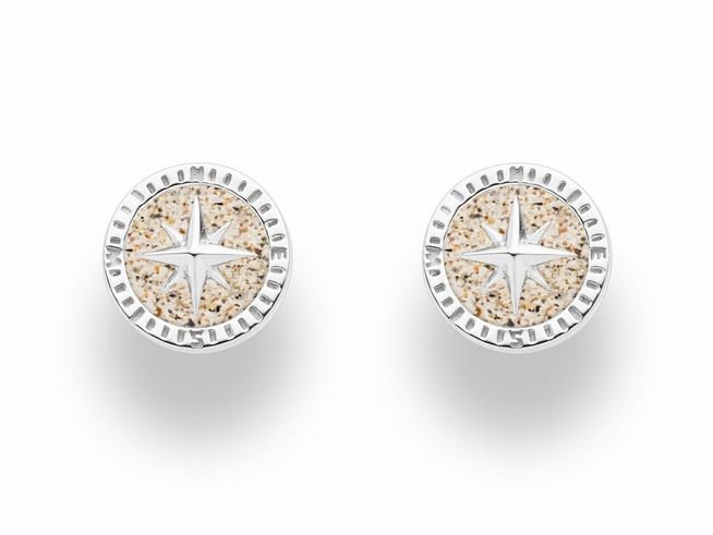Zwei rhodinierte Ohrringe aus Sterling Silber mit einer Kompassrose aus Strandsand, die eine elegante und maritim inspirierte Optik bieten, ideal für jeden Anlass.