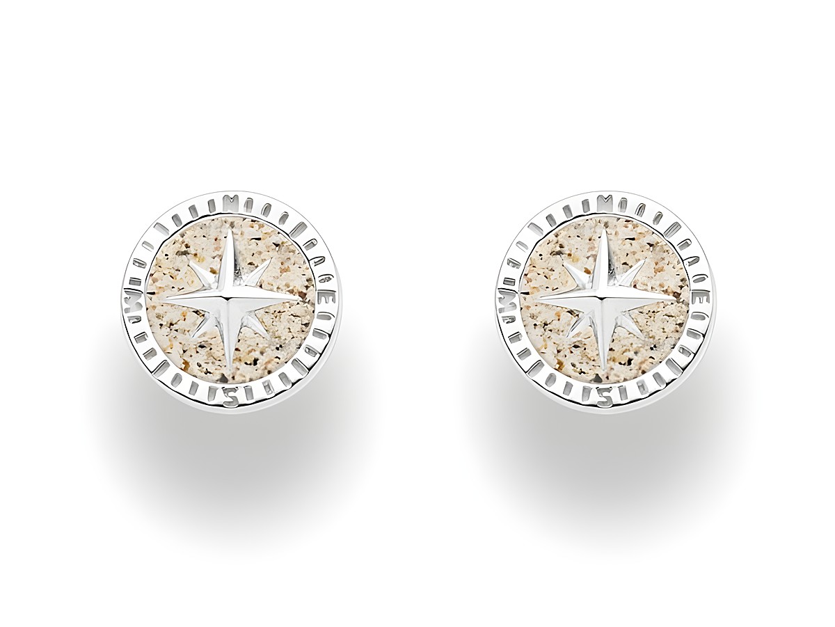 Zwei rhodinierte Ohrringe aus Sterling Silber mit einer Kompassrose aus Strandsand, die eine elegante und maritim inspirierte Optik bieten, ideal für jeden Anlass.