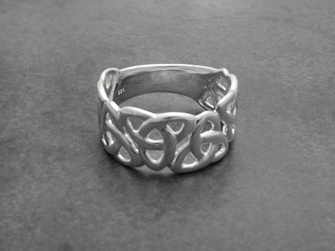 300181-0 Triade Ring Celtic aus 925 Sterling Silber in Größe 52, mit filigranem, durchbrochenem Design und edlem Glanz, ideal für einen eleganten Look. Hersteller: Juwelier Harnisch.