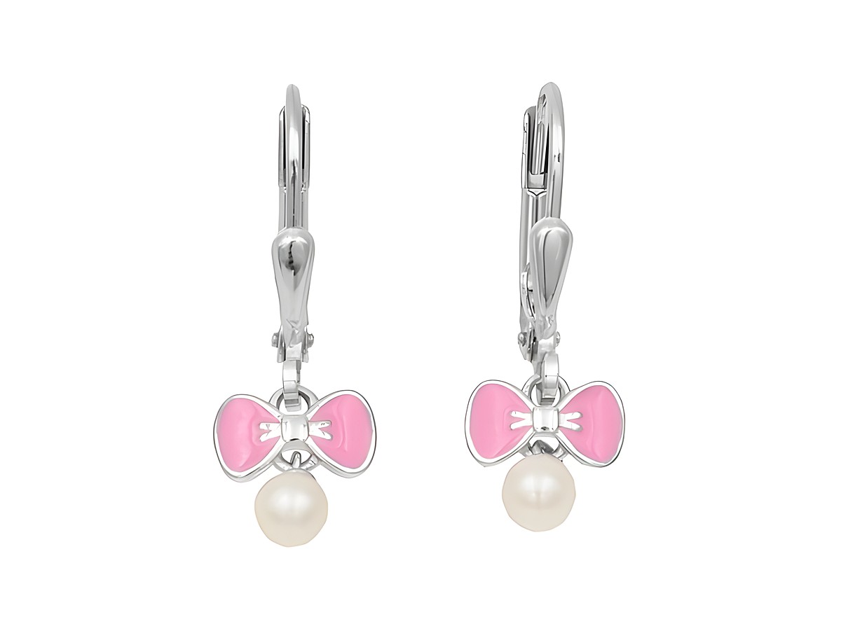 Ohrringe mit Schleife in Pink, ergänzt durch eine weiße Süßwasserperle, aus rhodiniertem Sterling Silber, ideal für Kinder, von Juwelier Harnisch.