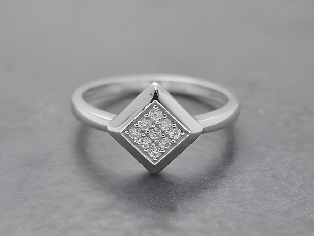 Ring aus rhodiniertem Sterling Silber mit einer markanten quadratischen Fassung, besetzt mit neun funkelnden Zirkonia, Größe 50, Hersteller Juwelier Harnisch.