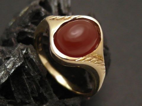 Goldring zeitlos Gold 333 mit Carneol in Größe 55,5 vom Hersteller Juwelier Harnisch, bis Größe 56/18, elegant mit geschwungenem Design und feinen Details.