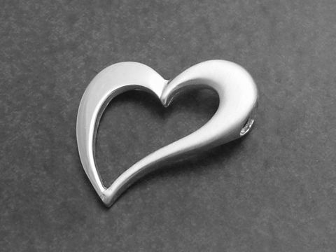 Durchlaufherz aus Silber 925, romantisches Design mit glatten Konturen, Hersteller Juwelier Harnisch, ideal als liebevolles Schmuckstück für besondere Anlässe.