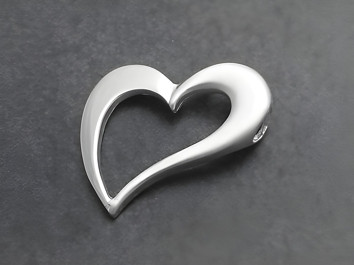 Durchlaufherz aus Silber 925, romantisches Design mit glatten Konturen, Hersteller Juwelier Harnisch, ideal als liebevolles Schmuckstück für besondere Anlässe.