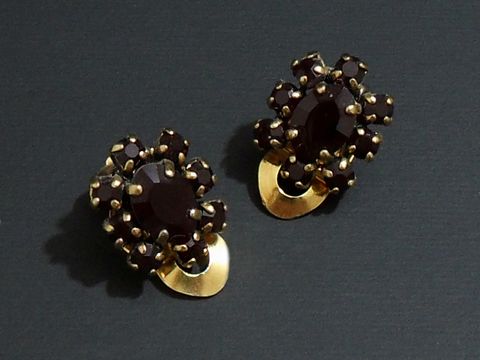 Strass Ohrclip anmutig in granatrot mit goldfarbenen Elementen, Hersteller Juwelier Harnisch, elegante Design aus funkelnden Strasssteinen, ideal für besondere Anlässe.