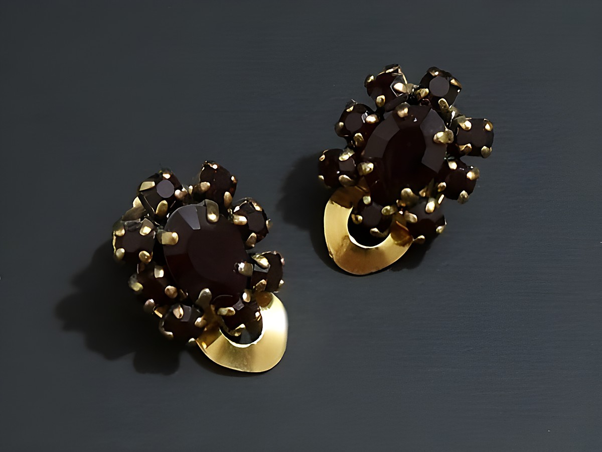 Strass Ohrclip anmutig in granatrot mit goldfarbenen Elementen, Hersteller Juwelier Harnisch, elegante Design aus funkelnden Strasssteinen, ideal für besondere Anlässe.