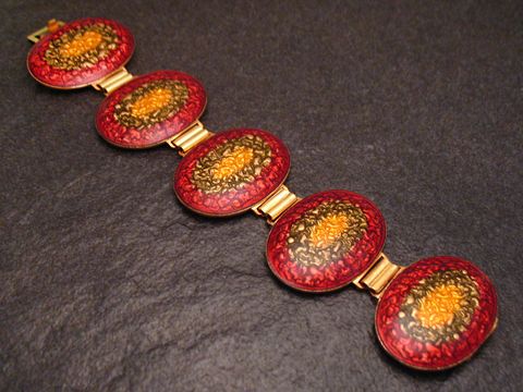 Armband 19 cm AFRIKA rot-oliv-gelb – Emaille vergoldet, hergestellt von Juwelier Harnisch, mit auffälligem Design und farbenfrohen Elementen. Ideal für modische Akzente.
