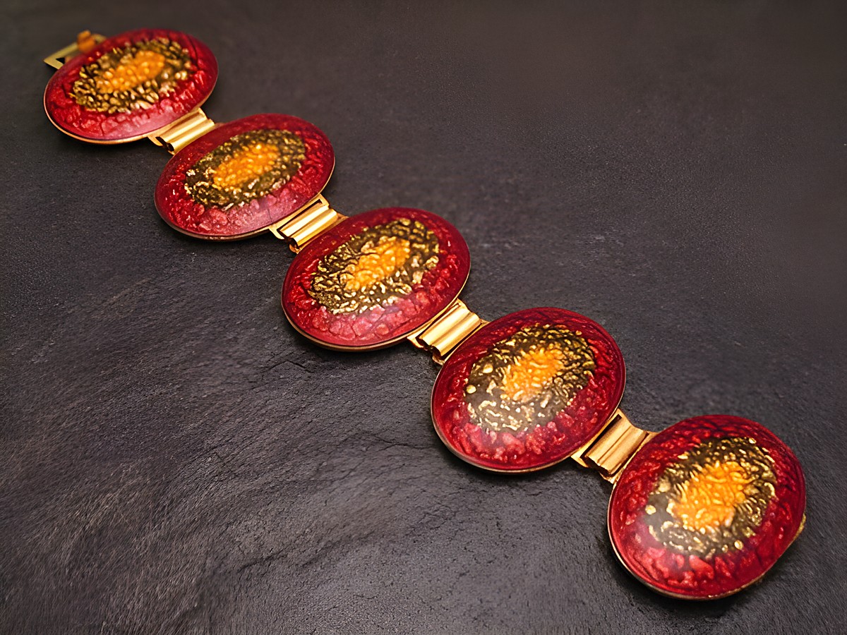 Armband 19 cm AFRIKA rot-oliv-gelb – Emaille vergoldet, hergestellt von Juwelier Harnisch, mit auffälligem Design und farbenfrohen Elementen. Ideal für modische Akzente.