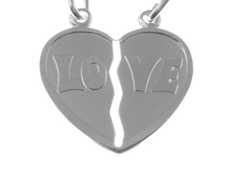 Silber Partneranhänger Herz mit LOVE Gravur groß, hergestellt von Juwelier Harnisch, ideal als Symbol der Verbundenheit für Paare.
