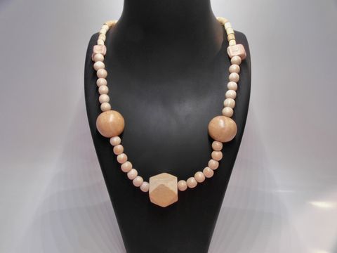 Holzkette Multiform 22 mm naturbraun 60 cm Holz Schmuck von Juwelier Harnisch, bestehend aus verschiedenen Holzperlen in naturbraunen Tönen, elegant und zeitlos gefertigt.