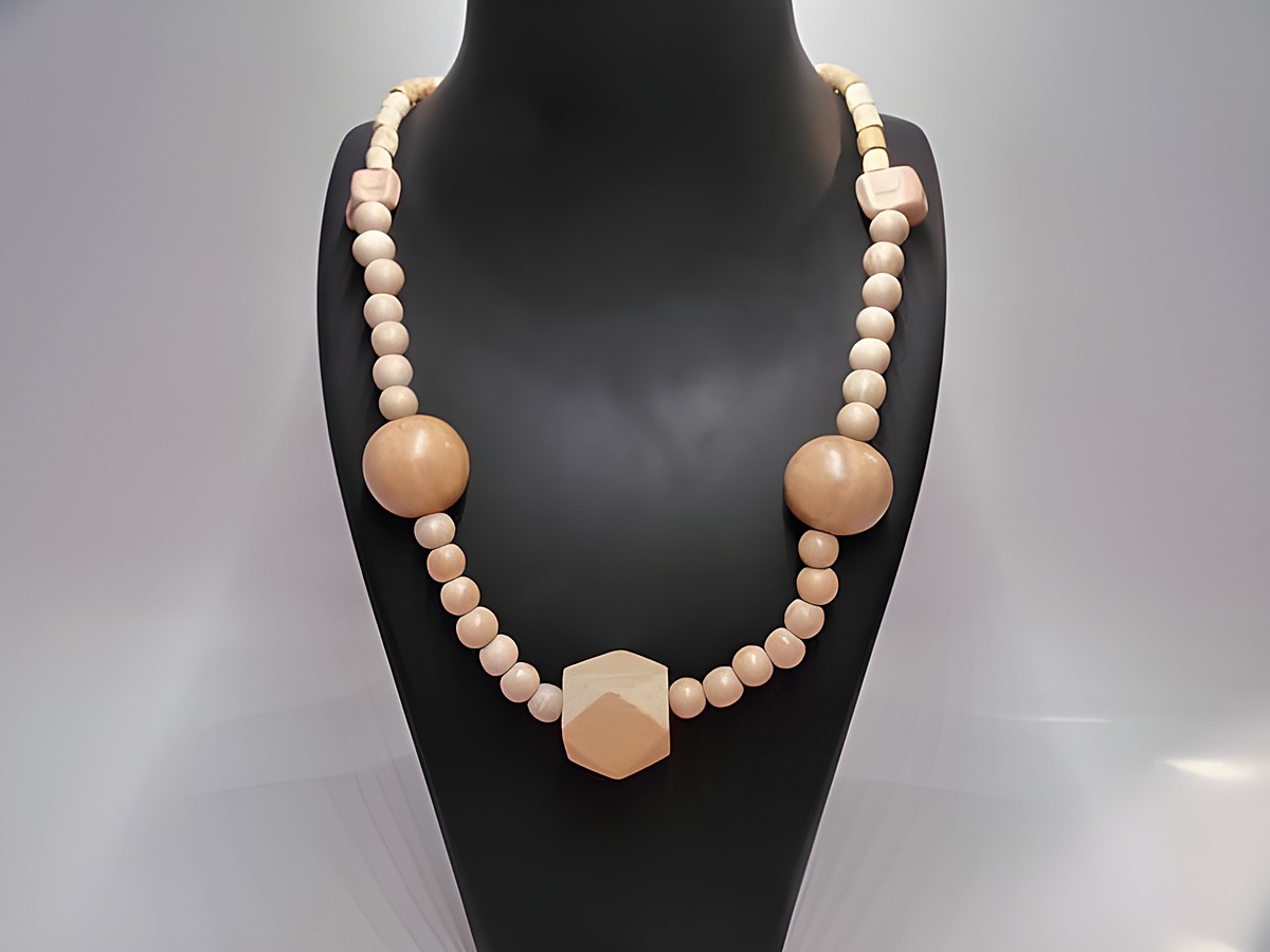Holzkette Multiform 22 mm naturbraun 60 cm Holz Schmuck von Juwelier Harnisch, bestehend aus verschiedenen Holzperlen in naturbraunen Tönen, elegant und zeitlos gefertigt.