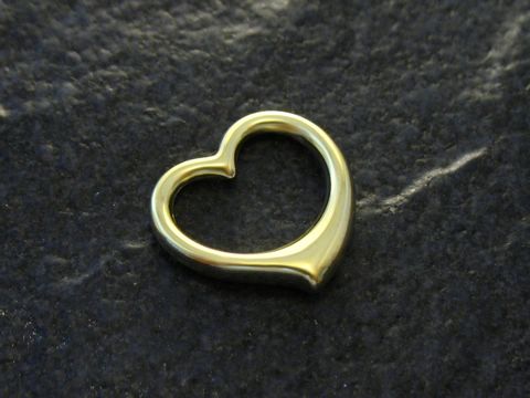 Durchlaufherz Gold Anhänger 17 mm von Juwelier Harnisch in der Form eines stilisierten Herzes, elegant und zeitlos, ideal für persönliche Schmuckstücke und als Liebessymbol.