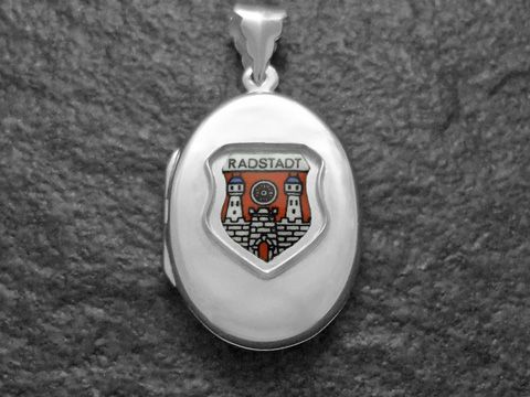 Silbernes Medaillon mit dem Wappen von Radstadt, Österreich, featuring eine farbige Darstellung des Stadtwappens in der Mitte, umgeben von einem glänzenden Rahmen. Ideal als Schmuckstück oder sammlerstück.