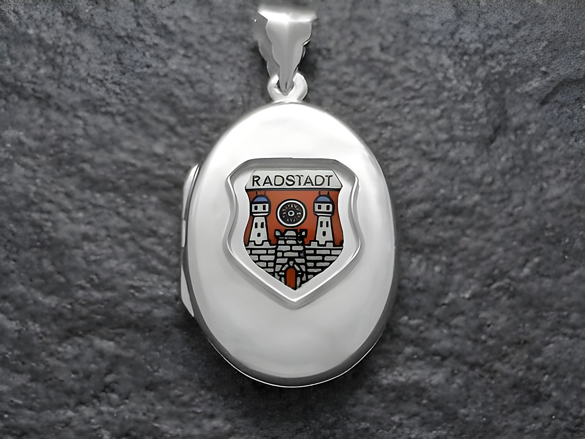 Silbernes Medaillon mit dem Wappen von Radstadt, Österreich, featuring eine farbige Darstellung des Stadtwappens in der Mitte, umgeben von einem glänzenden Rahmen. Ideal als Schmuckstück oder sammlerstück.