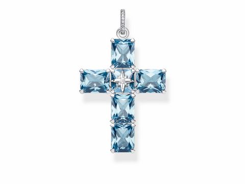 Silberner Anhänger in Form eines Kreuzes von Thomas Sabo, verziert mit blauen Steinen und einem funkelnden Detail in der Mitte, Modell PE880-644-1.