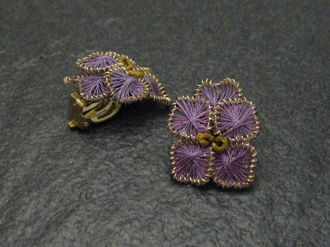 60389-0 Filigrane Ohrclip Handarbeit 25x20 mm in Form einer lila Blume, hergestellt von Juwelier Harnisch, ideal für elegante Anlässe. Hochwertige Verarbeitung und einzigartiges Design.