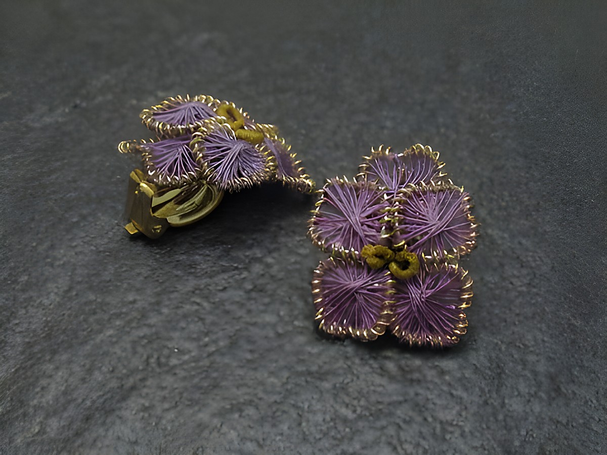 Filigrane Ohrclip Handarbeit 25x20 mm in Form einer lila Blume, hergestellt von Juwelier Harnisch, ideal für elegante Anlässe. Hochwertige Verarbeitung und einzigartiges Design.