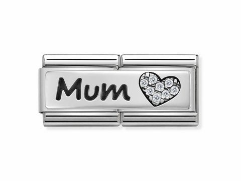 Der Charm zeigt die Aufschrift Mum in schwarzer Schrift und ein Herz mit funkelnden Steinen, gefertigt aus Edelstahl von Nomination, Modell Composable DOUBLE Classic.