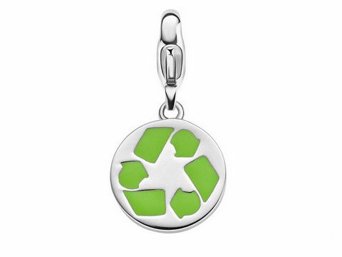 Silberner Ti Sento Charm mit einem grünen Recycling-Symbol, designed für stilvolle Akzente. Ideal für Schmuckliebhaber, die Wert auf Nachhaltigkeit legen.