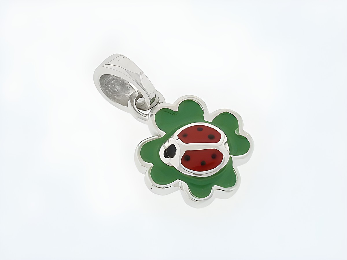 Marienkäfer auf Kleeblatt Silber Anhänger in rhodiniertem Silber, als Glücksbringer gestaltet mit roter und schwarzer Lackfarbe, von Juwelier Harnisch, dekoratives Tierdesign.