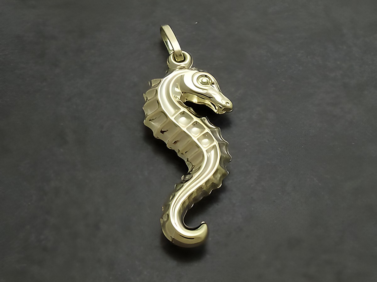 Seepferdchen Anhänger aus Gold 333, putzig gestaltet, idealer Kinderschmuck von Juwelier Harnisch, farbenfrohes Design für kleine Schmuckliebhaber.