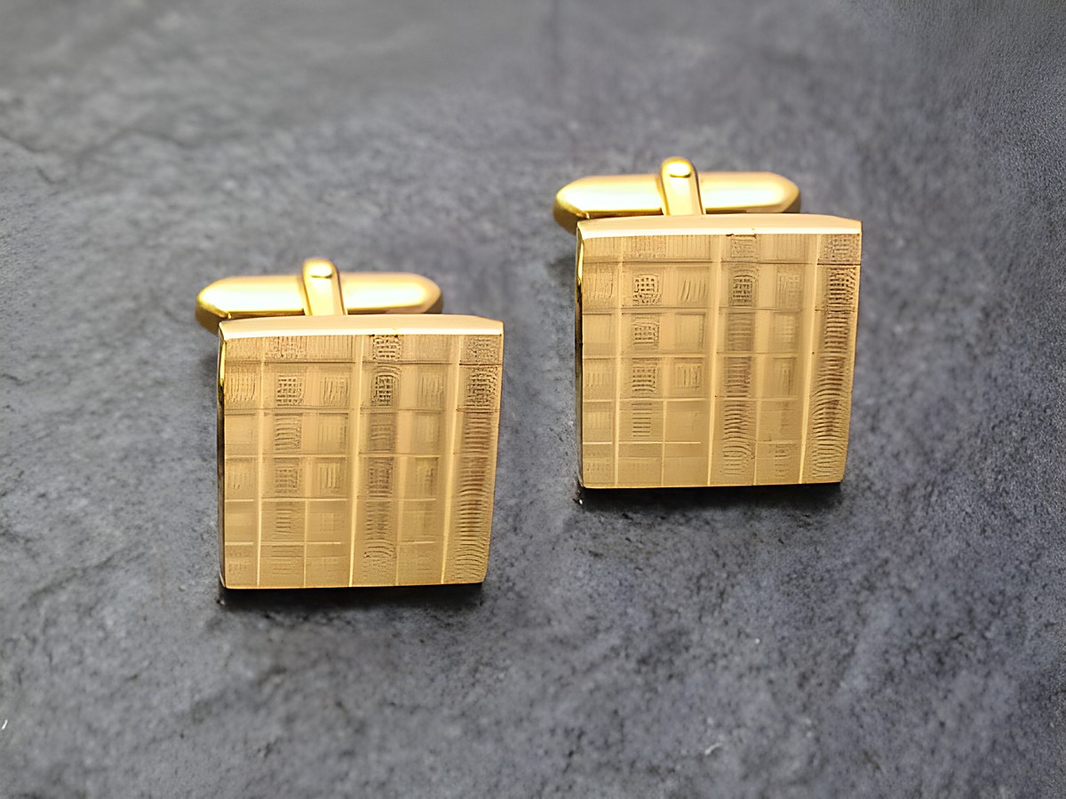 Manschettenknöpfe mit feinem Muster, vergoldet, Hersteller Juwelier Harnisch, goldfarben, elegante quadratische Form, ideal für festliche Anlässe und geschäftliche Outfits.