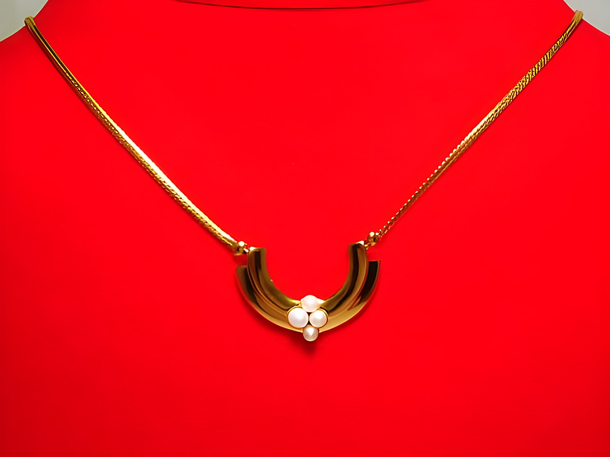 Collier Goldkette 585 mit elegantem Mittelteil und vier Zuchtperlen, Länge 45 cm, Hersteller Juwelier Harnisch, hochwertige Perlenkette aus Gold.