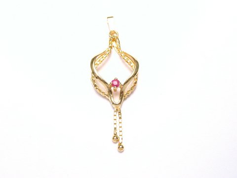 Gelbgold ECHTER ROTER RUBIN Gold Anhänger 333, Hersteller Juwelier Harnisch, elegantes Design mit filigranen Mustern und einem strahlenden roten Rubin im Mittelpunkt.