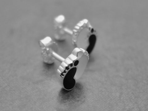 Ohrringe in Form von Babyfußabdrücken aus Sterling Silber in schwarz-weiß, niedlich und perfekt für Kinder, hergestellt von Juwelier Harnisch.