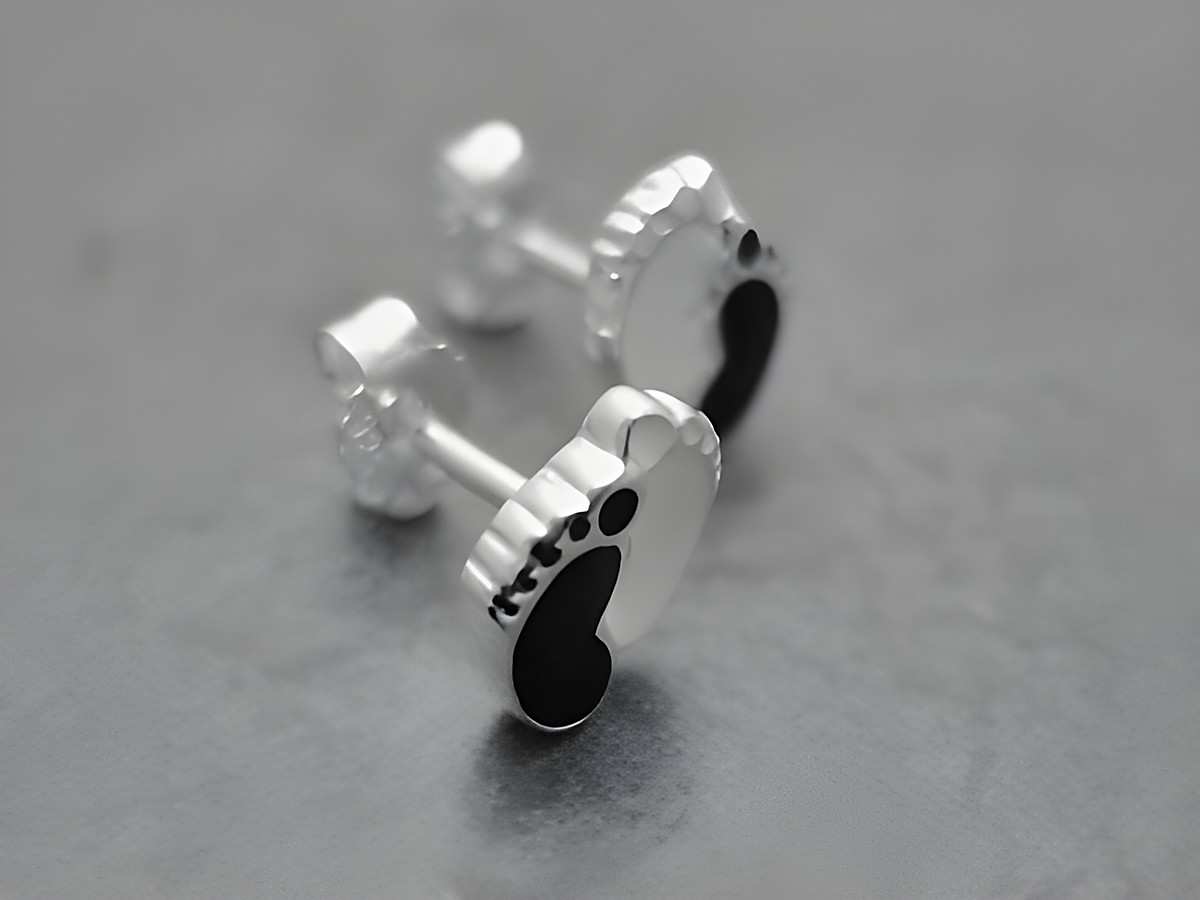Ohrringe in Form von Babyfußabdrücken aus Sterling Silber in schwarz-weiß, niedlich und perfekt für Kinder, hergestellt von Juwelier Harnisch.