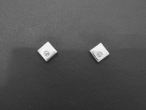 Silber Ohrringe in quadratischer Form, verziert mit einem weißen Glas Kristall und Zirkonia, hergestellt von Juwelier Harnisch. Elegantes Schmuckstück für jeden Anlass.