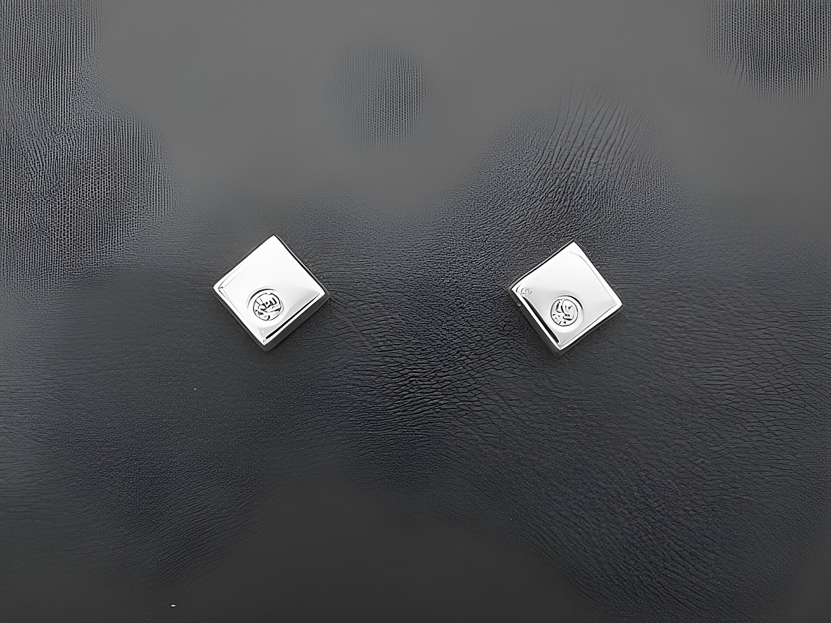 Silber Ohrringe in quadratischer Form, verziert mit einem weißen Glas Kristall und Zirkonia, hergestellt von Juwelier Harnisch. Elegantes Schmuckstück für jeden Anlass.
