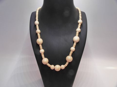 Holzkette mit Kugeln aus naturbraunem Holz, Durchmesser 33 mm, Länge 60 cm, hergestellt von Juwelier Harnisch, ideal für natürliche Schmuckliebhaber.