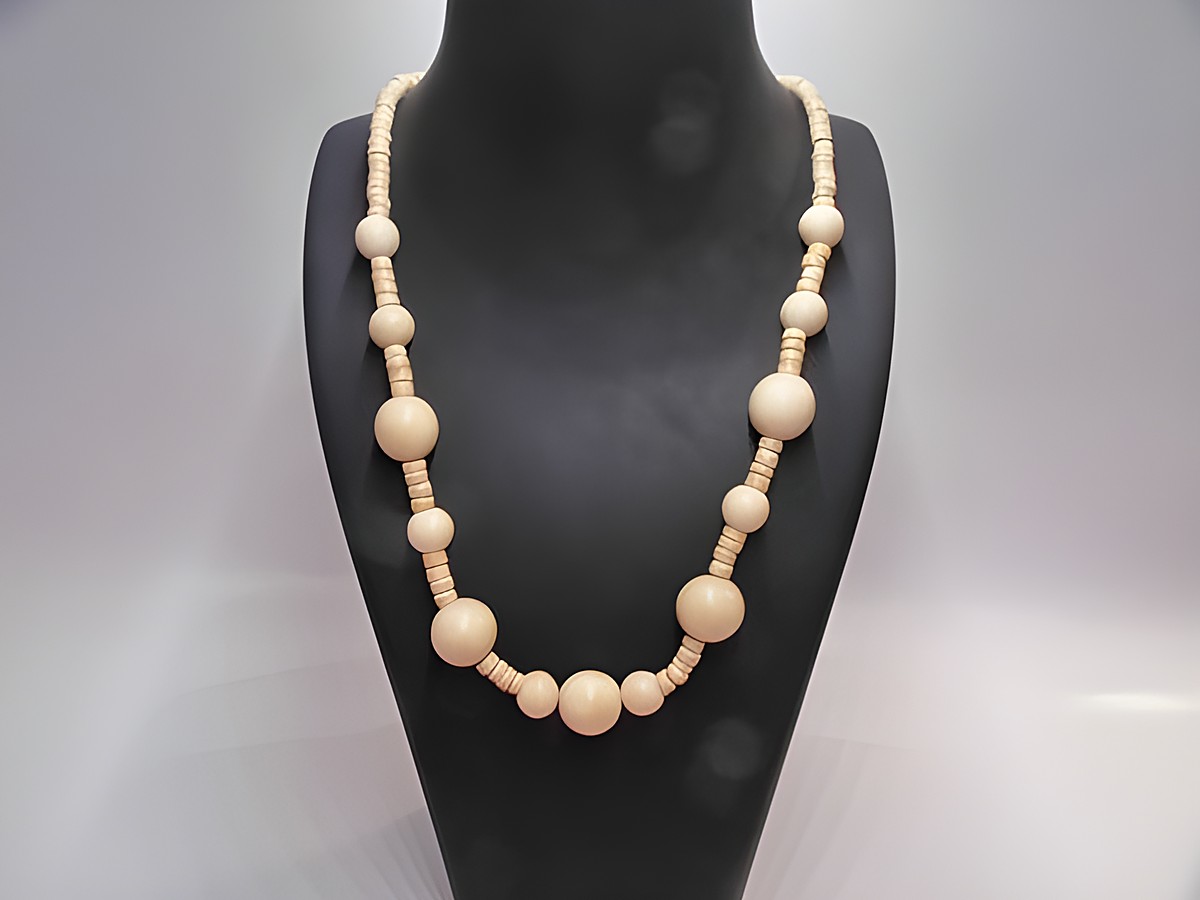 Holzkette mit Kugeln aus naturbraunem Holz, Durchmesser 33 mm, Länge 60 cm, hergestellt von Juwelier Harnisch, ideal für natürliche Schmuckliebhaber.