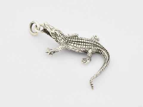 Hängender Krokodil-Anhänger aus Sterlingsilber, detaillierte Tierdarstellung, hergestellt vom Juwelier Harnisch, ideal für Tierliebhaber und Schmuckfans.