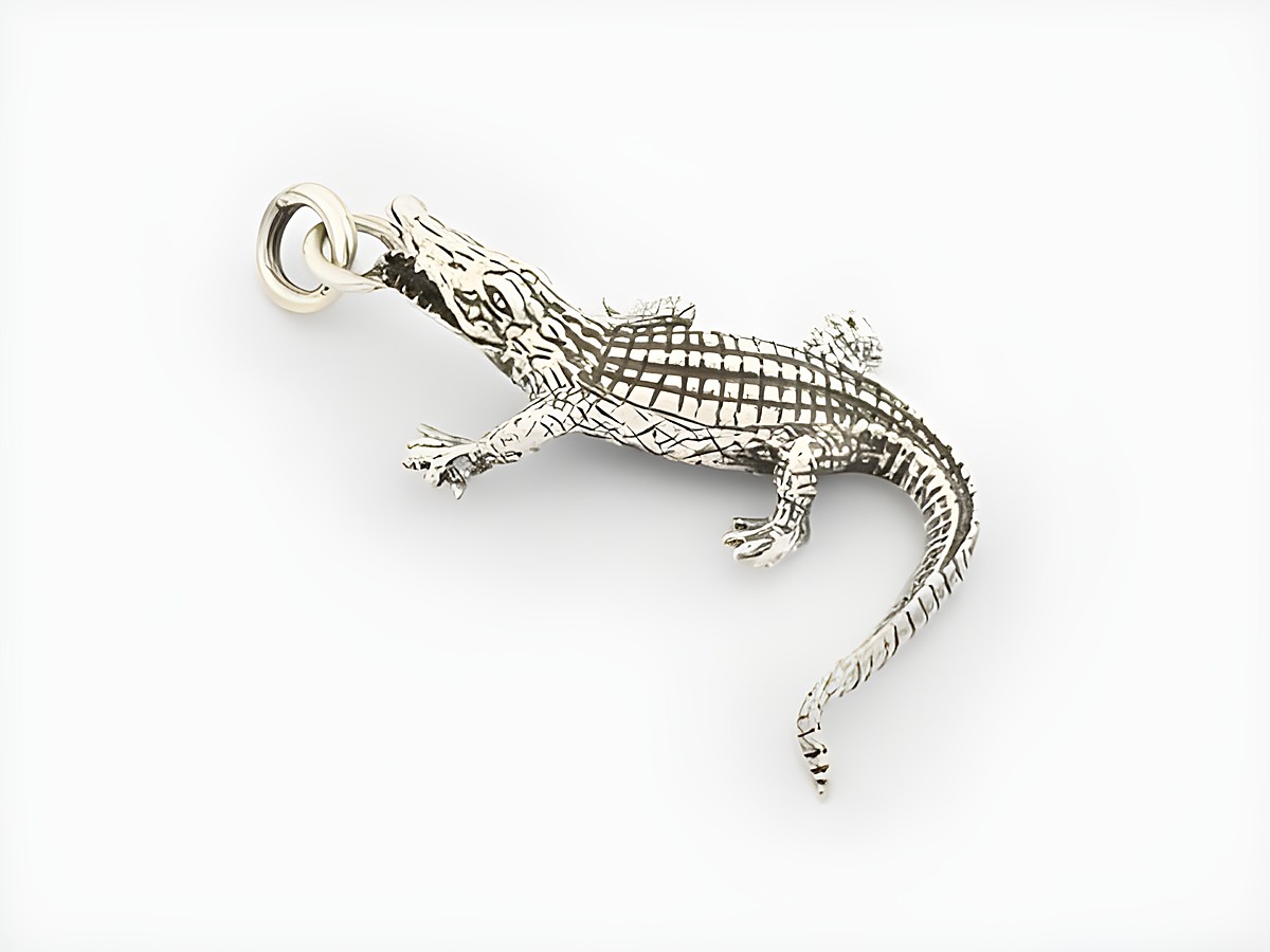 Hängender Krokodil-Anhänger aus Sterlingsilber, detaillierte Tierdarstellung, hergestellt vom Juwelier Harnisch, ideal für Tierliebhaber und Schmuckfans.
