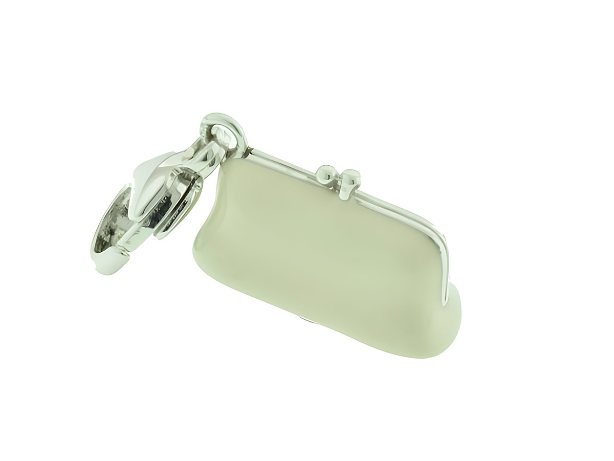 Charmanhänger in Form einer Clutch aus Silber 925 mit Lackoberfläche, glänzend. Hersteller ist Juwelier Harnisch, das Design ist originell und ansprechend. Ideal für Schmuckliebhaber.