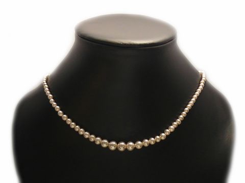 Perlenkette verlaufend mit Silberverschluss in einer Länge von 45 cm, Hersteller Juwelier Harnisch, gefertigt aus Zuchtperlen, idealer Modeschmuck für elegante Anlässe.