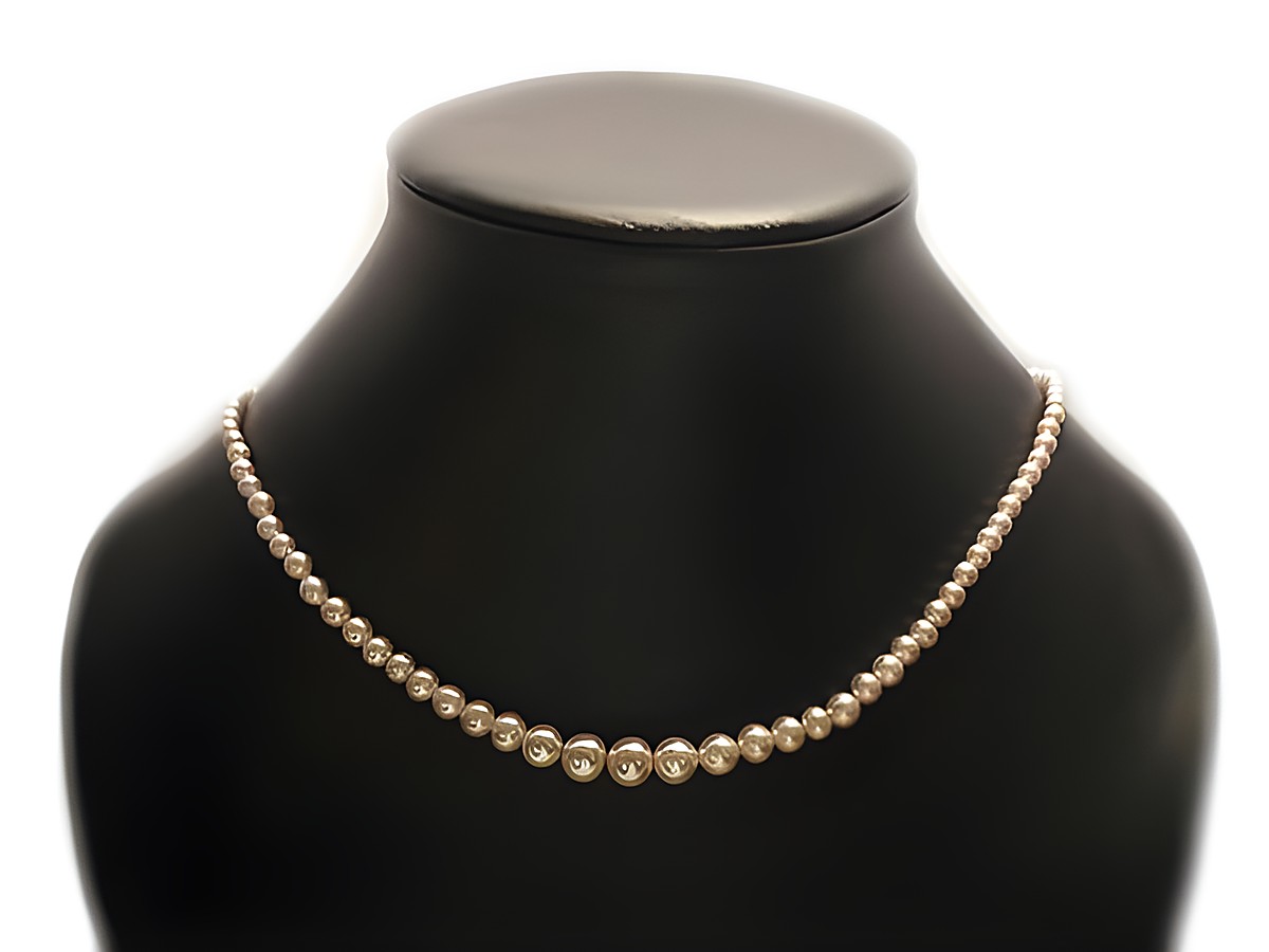 Perlenkette verlaufend mit Silberverschluss in einer Länge von 45 cm, Hersteller Juwelier Harnisch, gefertigt aus Zuchtperlen, idealer Modeschmuck für elegante Anlässe.