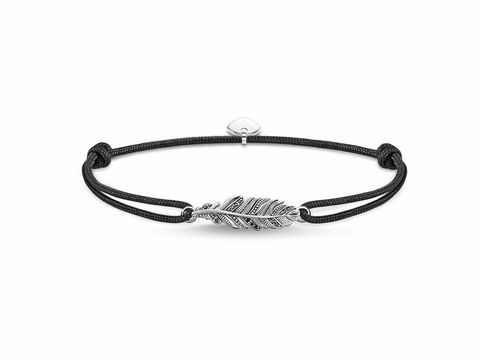 Schwarzes Armband aus hochwertigem Material mit silberfarbener Feder als zentralem Design-Element, verziert mit feinen Details für einen eleganten Look von Thomas Sabo.