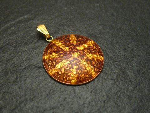 Braun-gelber Emaille Anhänger in runder Form mit detaillierter Oberfläche, vergoldete Fassung, vintage Stil, Hersteller Juwelier Harnisch. Ideal für Schmuckliebhaber.