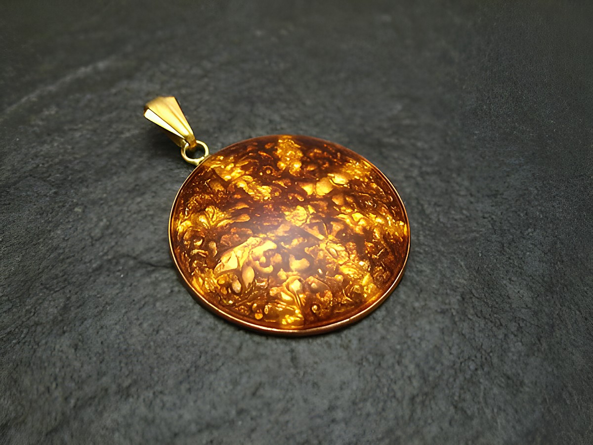 Braun-gelber Emaille Anhänger in runder Form mit detaillierter Oberfläche, vergoldete Fassung, vintage Stil, Hersteller Juwelier Harnisch. Ideal für Schmuckliebhaber.