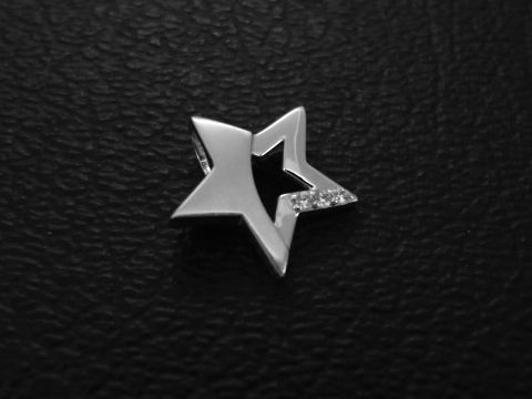 Silber Anhänger rhodiniert in Sternform, teilmattiert mit Zirkonia, Hersteller Juwelier Harnisch, ideal für Sonnen-, Mond- und Sternenliebhaber.