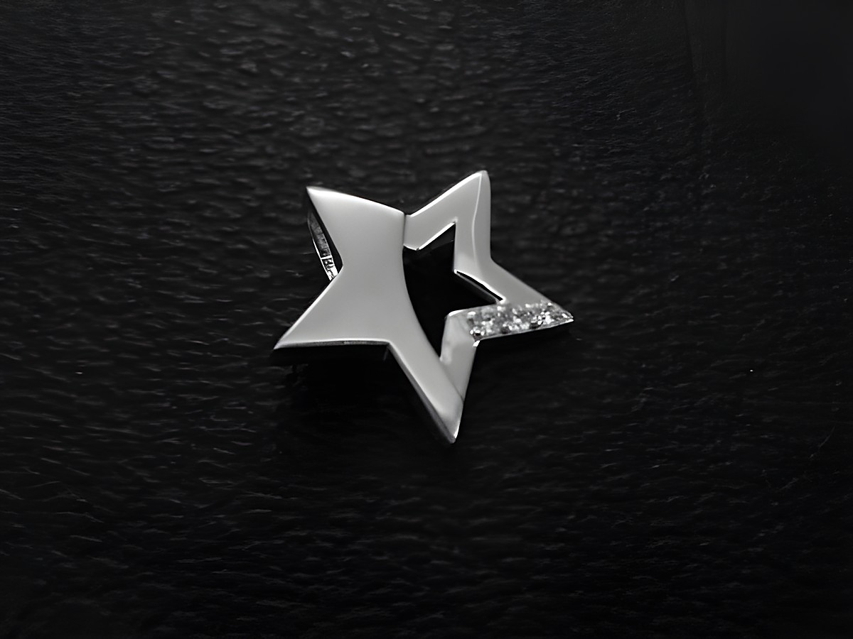 Silber Anhänger rhodiniert in Sternform, teilmattiert mit Zirkonia, Hersteller Juwelier Harnisch, ideal für Sonnen-, Mond- und Sternenliebhaber.